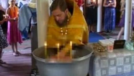 Un bebeluş a murit la botez, din cauza neglijenţei preotului (VIDEO)